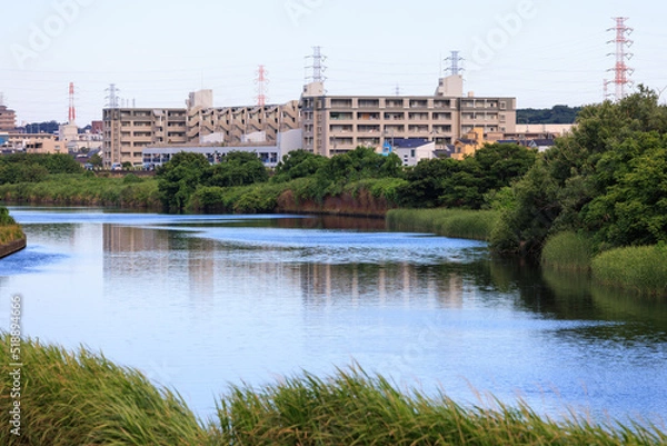 Fototapeta 夕暮れの川向うの集合住宅