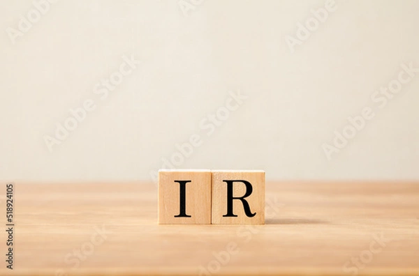 Fototapeta 投資家向け広報。IR。インベスター・リレーションズ。木製のブロックに描かれているIRの文字。木製のテーブルの背景。