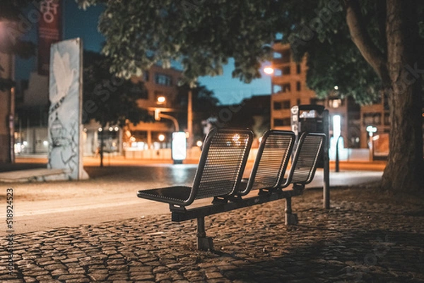 Obraz pusta ławka nocą