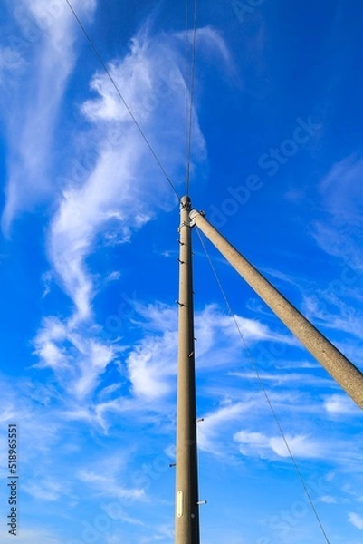Obraz 雲が浮かぶ綺麗な青空と電柱と電線