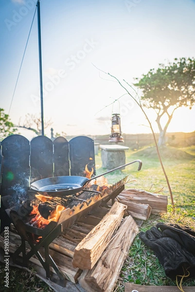 Obraz 焚き火料理 焚火 焚き火台 ソロキャンプ キャンプ 無骨 料理 鉄フライパン 美味しそう