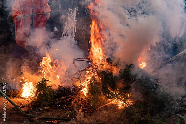 Fototapeta 神社の火祭り