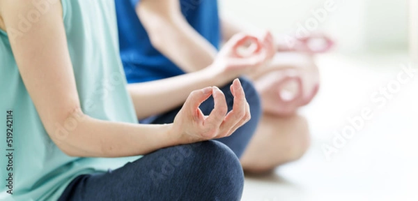 Obraz 自宅でヨガをするミドル夫婦の手元