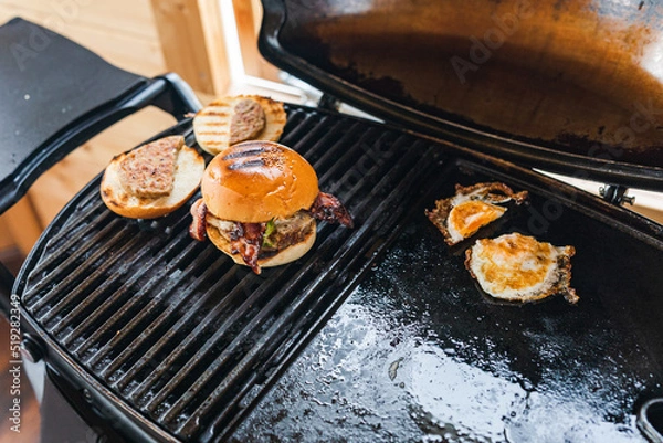 Fototapeta BBQコンロで作るハンバーガー朝食【高滝湖グランピングリゾート】