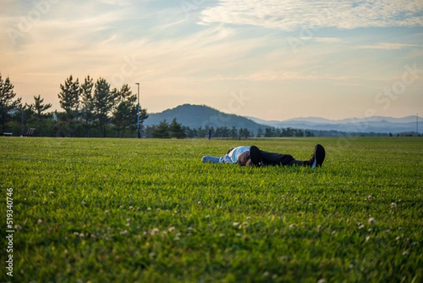 Fototapeta 芝生の絨毯と寝そべる男性