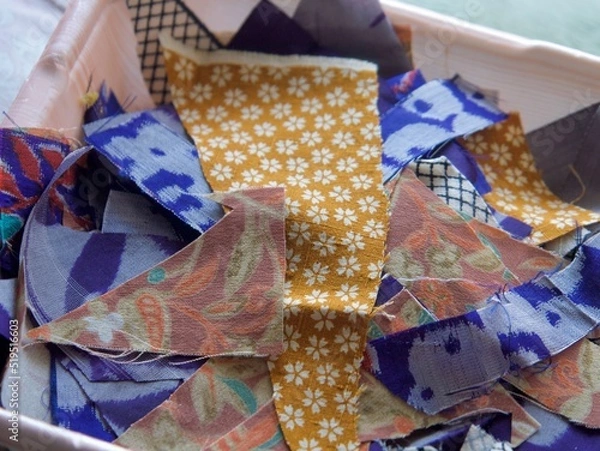 Fototapeta 茶色と紫の柄の着物のハギレ