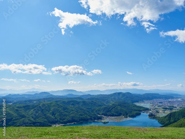 Obraz 春（5月下旬）の木崎湖と大町市の市街地 長野県