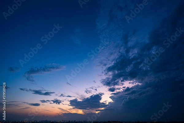 Obraz ブルーアワーに浮かぶ乱層雲
