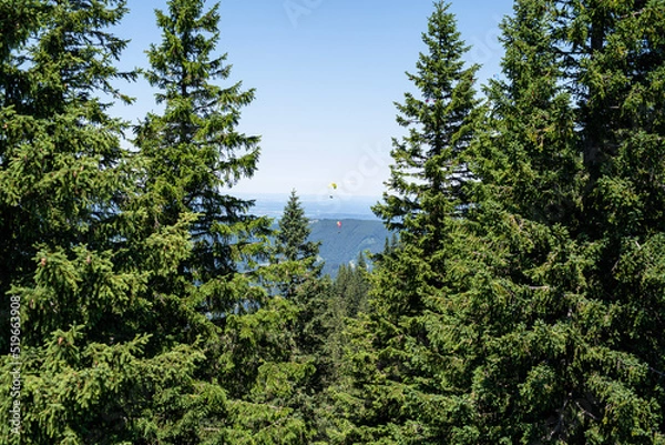 Obraz Gleitschirm fliegen am Wallberg Tegernsee in Bayern an einen Sommertag mit strahlendem Sonnenschein