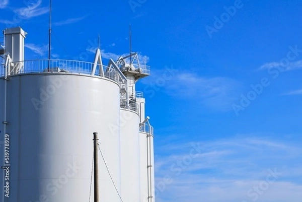 Obraz 青空と工場の貯蔵タンク