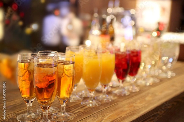Fototapeta カウンターに並ぶ沢山のグラスに入った飲み物。カクテル,パーティー,会合,宴のイメージ