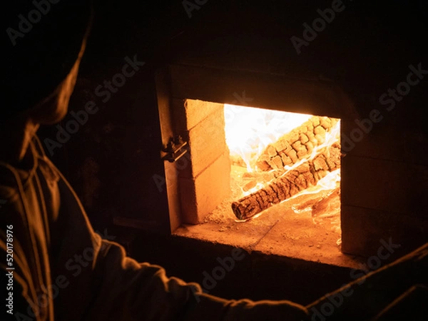 Obraz 薪窯に薪をくべて勢いが増した炎