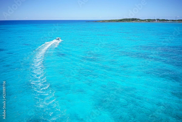 Obraz 沖縄県の離島宮古島の観光スポット 池間大橋からの青い海を見下ろす絶景