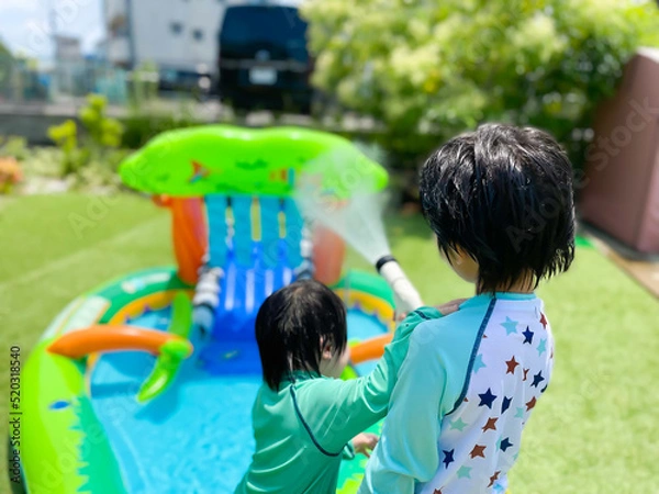 Fototapeta 庭でプールで遊ぶ日本人の子供