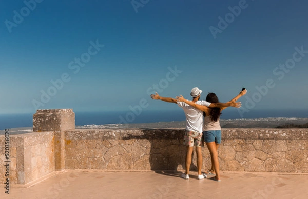 Obraz couple back to back open arms landscape