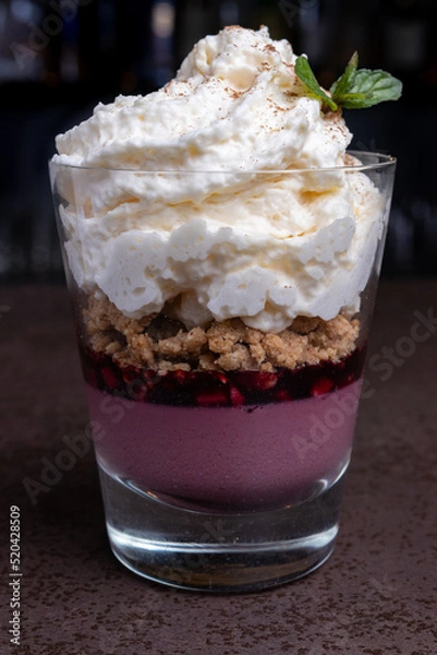 Fototapeta Postre de frambuesa con crema y nueces