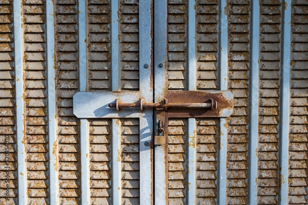 Obraz 錠のかかった錆びた扉