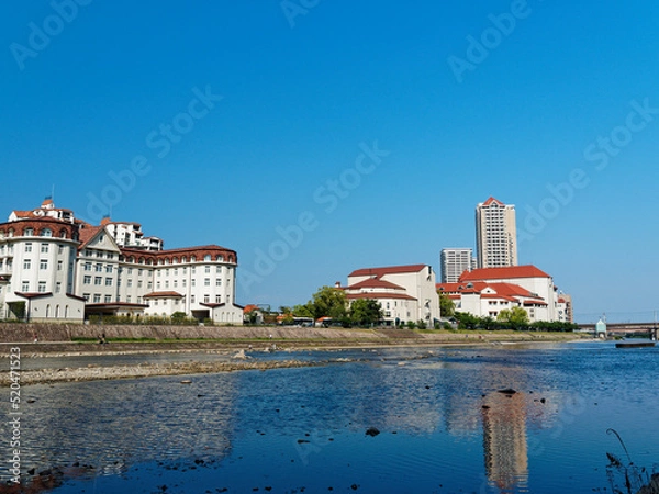 Obraz 快晴の宝塚 宝来橋付近から見る宝塚ホテルと大劇場