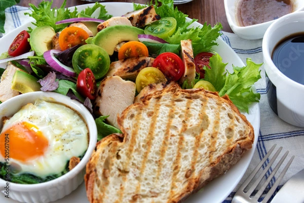 Obraz チキンサラダとパンと卵とほうれん草のココットのワンプレート