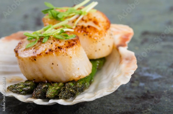 Fototapeta Sauteed scallops on the shell with asparagus