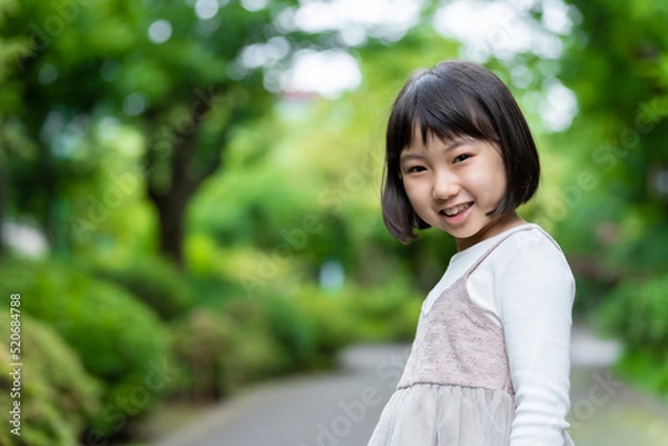 Fototapeta 公園を散歩する女の子