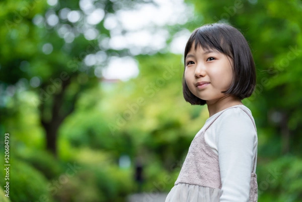 Fototapeta 公園を散歩する女の子