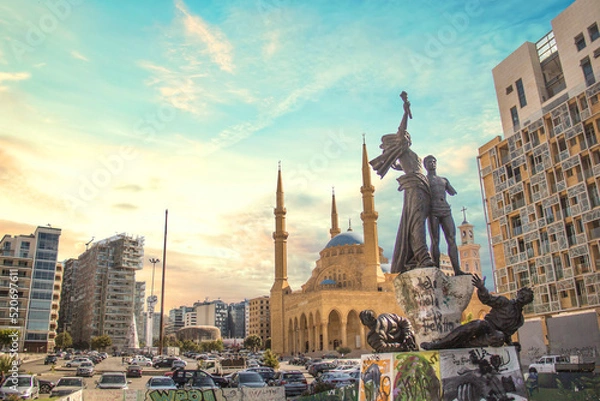 Fototapeta Beautiful view of the Martyrs' Monument and the Muhammad Al-Amin Mosque in the center of Beirut, Lebanon