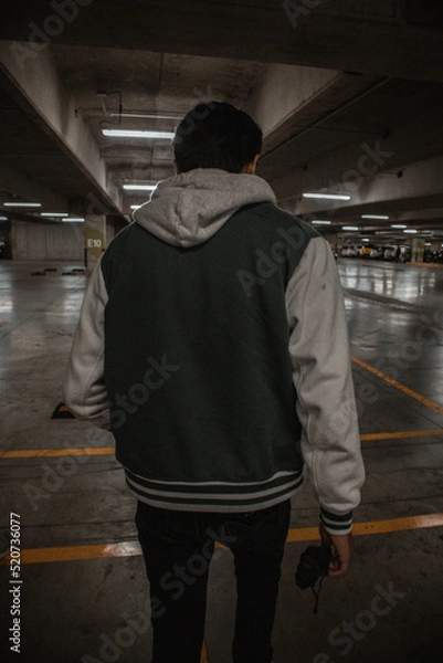 Obraz Adolescente con sudadera caminando