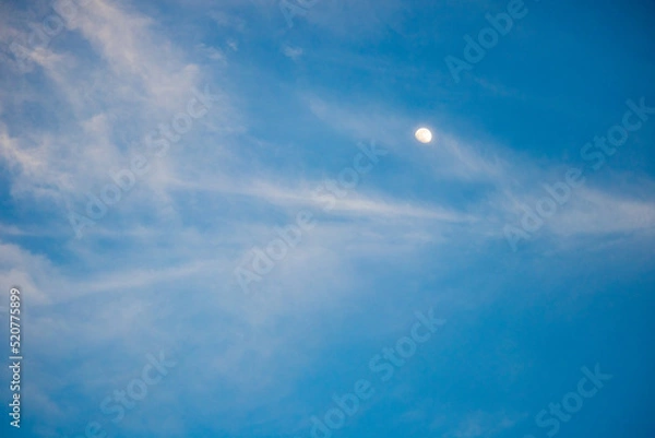 Fototapeta 龍の顔ような雲と眼のような月