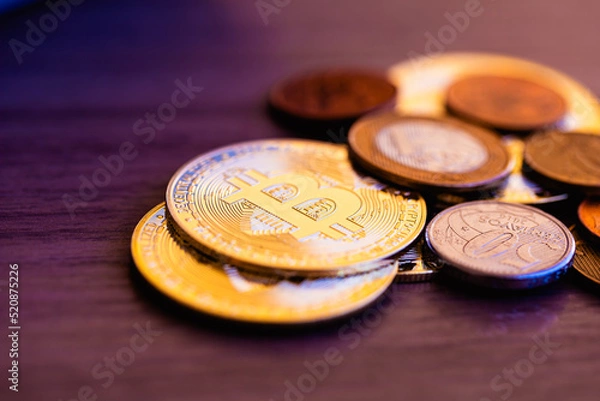 Obraz Bitcoin - Brasil. Moedas douradas de bitcoins com moedas brasileiras sobre uma superfície de madeira.  Conceitos de Criptomoedas, finanças e riscos.