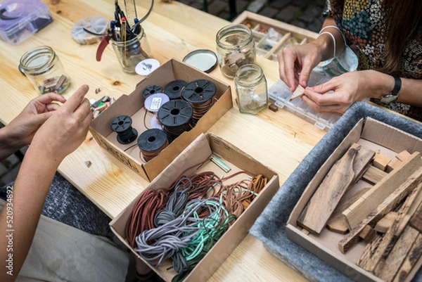 Fototapeta Bastelmaterial auf einem Tisch