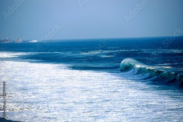 Obraz waves breaking on the shore