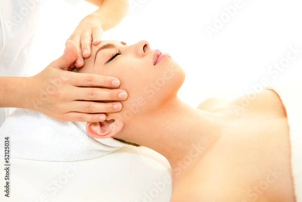 Fototapeta フェイスマッサージをうける女性