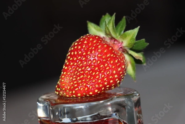 Fototapeta Erdbeere auf Eis