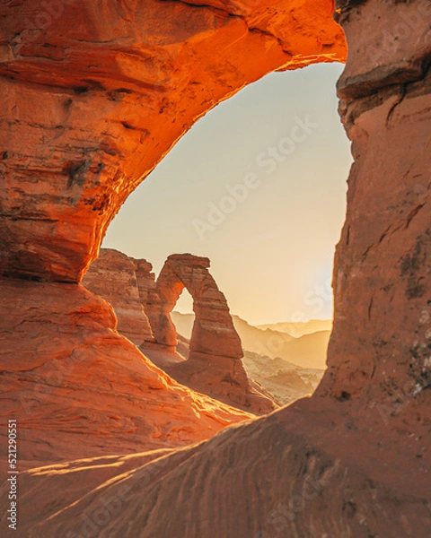 Fototapeta Delicate Arch in Utah framed by stone