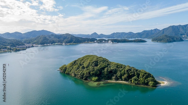 Fototapeta 京都府舞鶴市の舞鶴湾に浮かぶ無人島