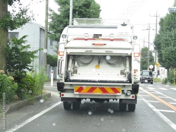 Fototapeta 街中のパッカー車