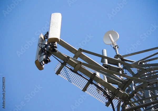 Obraz Antennas on mobile network tower.