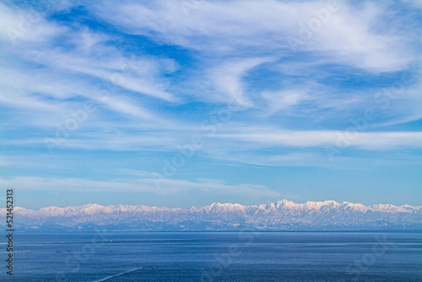 Obraz 富山県　氷見海岸からの海越しの雪の立山連峰