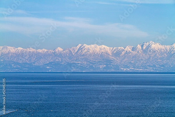 Obraz 富山県　氷見海岸からの海越しの雪の立山連峰