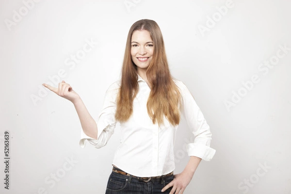 Fototapeta Femme heureuse pointant du doigt