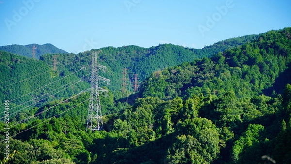 Obraz 山の中に立つ鉄塔