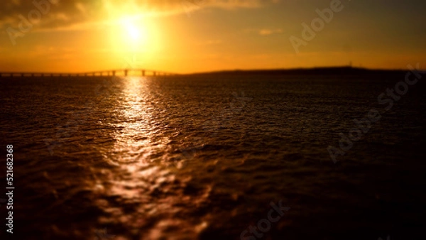 Obraz 沖縄県の離島宮古島の美しい夕暮れのビーチ、夕焼けの空と海の風景
