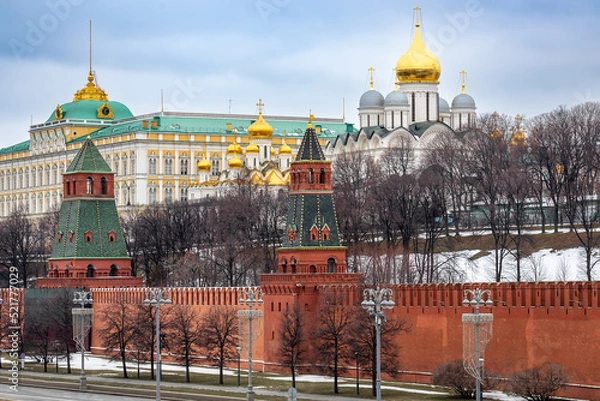 Fototapeta towers of the Moscow Kremlin against the background of the Grand Kremlin Palace in Moscow in winter
