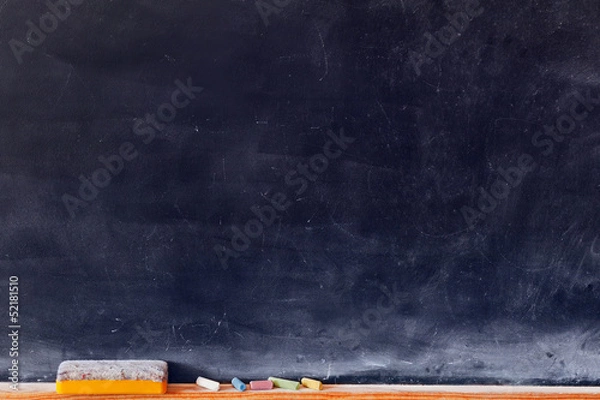 Obraz Pusta tablica z kolorowymi kredami