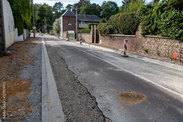Fototapeta Réfection de trottoir et caniveau dans une rue. Pose de bordures en ciment