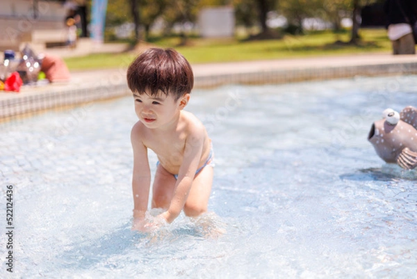 Fototapeta プールで水遊びをする男の子