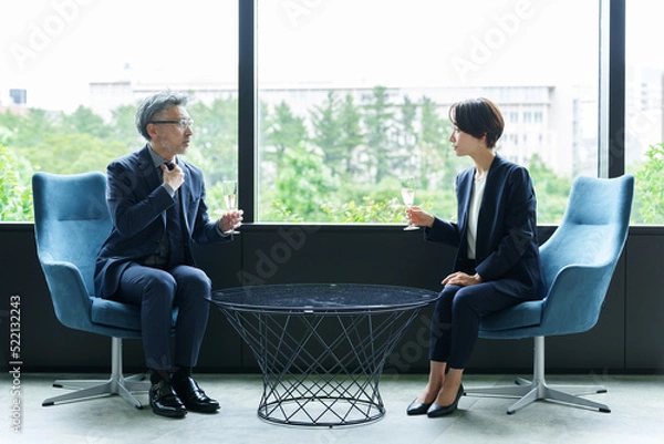 Fototapeta パーティーで雑談をするビジネスパーソン