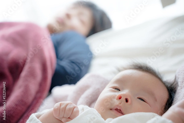 Fototapeta 赤ちゃんと一緒に眠る