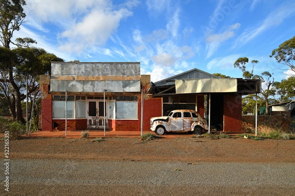 Obraz Old garage and shop sits abandoned in rural Australia.